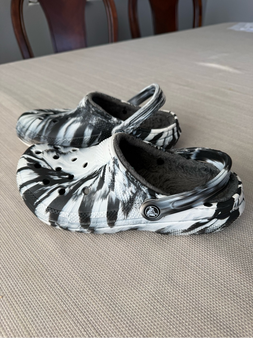 Crocs unisex Classic lined marble Clog with Cozy Lining